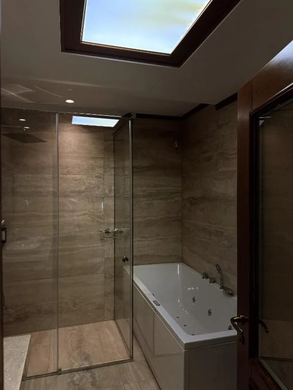 Deluxe Queen Suite